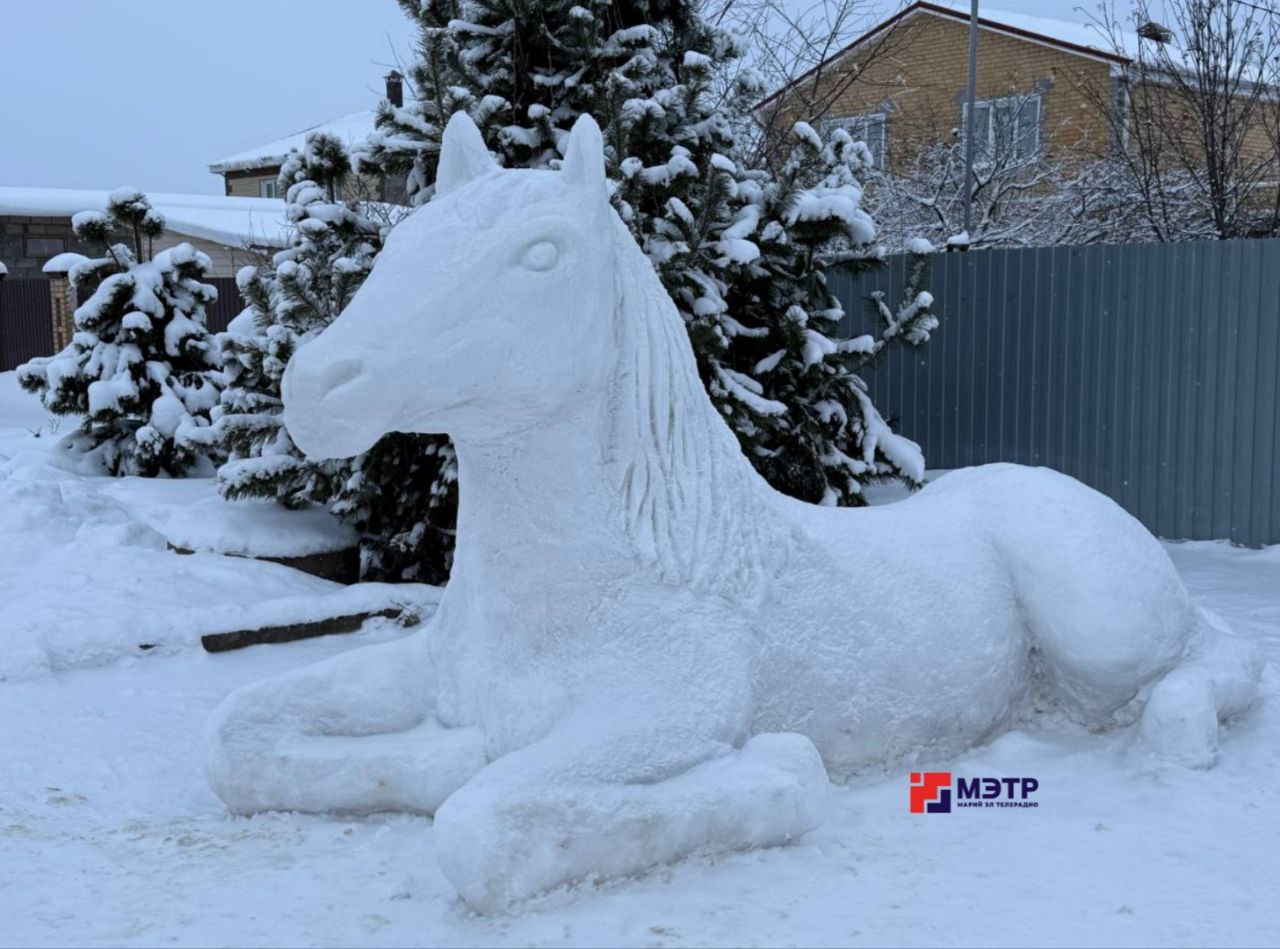 В деревне Юшково появился необычный гость – снежный конь В деревне Юшково появился необычный гость – снежный конь