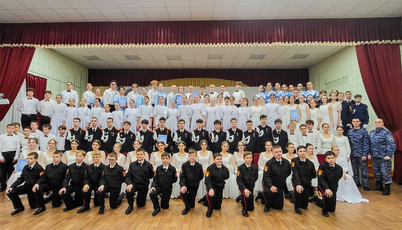 В городской школе № 19 прошел кадетский бал В городской школе № 19 прошел кадетский бал