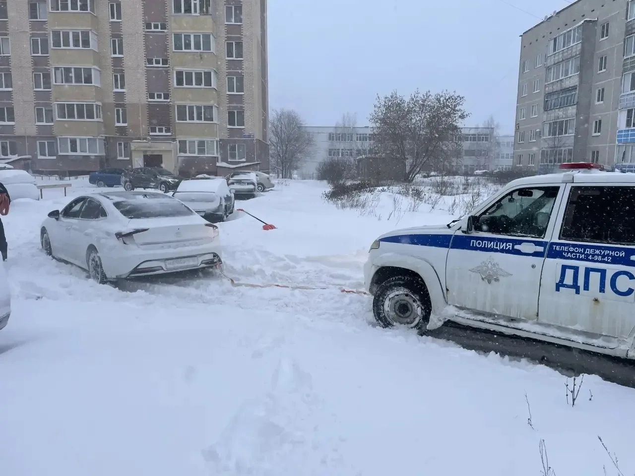 В Марий Эл в условиях обильных снегопадов автоинспекторы оперативно оказывают помощь автомобилистам В Марий Эл в условиях обильных снегопадов автоинспекторы оперативно оказывают помощь автомобилистам