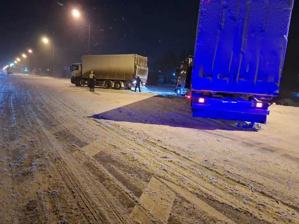 В Марий Эл в условиях обильных снегопадов автоинспекторы оперативно оказывают помощь автомобилистам В Марий Эл в условиях обильных снегопадов автоинспекторы оперативно оказывают помощь автомобилистам