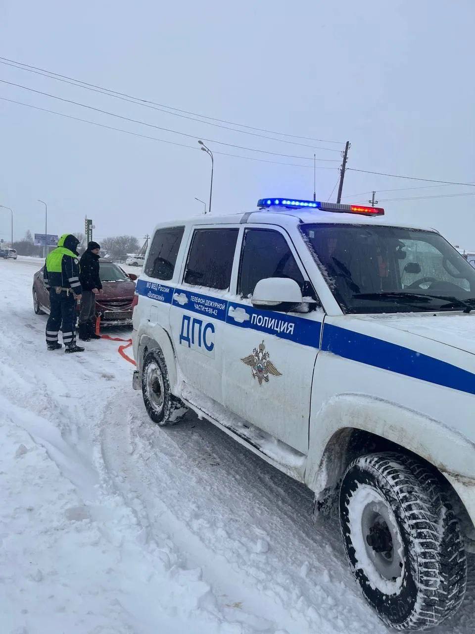 В Волжском районе сотрудники полиции вызволили из снежного плена водителя Мазды, у которого сломался автомобиль