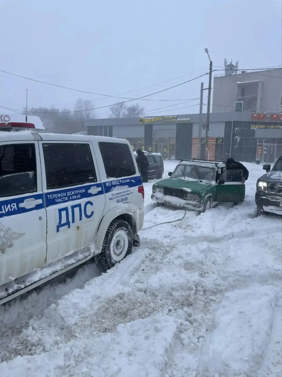 В Марий Эл в условиях обильных снегопадов автоинспекторы оперативно оказывают помощь автомобилистам
