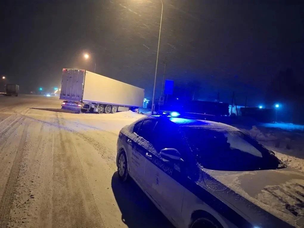 В Марий Эл в условиях обильных снегопадов автоинспекторы оперативно оказывают помощь автомобилистам В Марий Эл в условиях обильных снегопадов автоинспекторы оперативно оказывают помощь автомобилистам