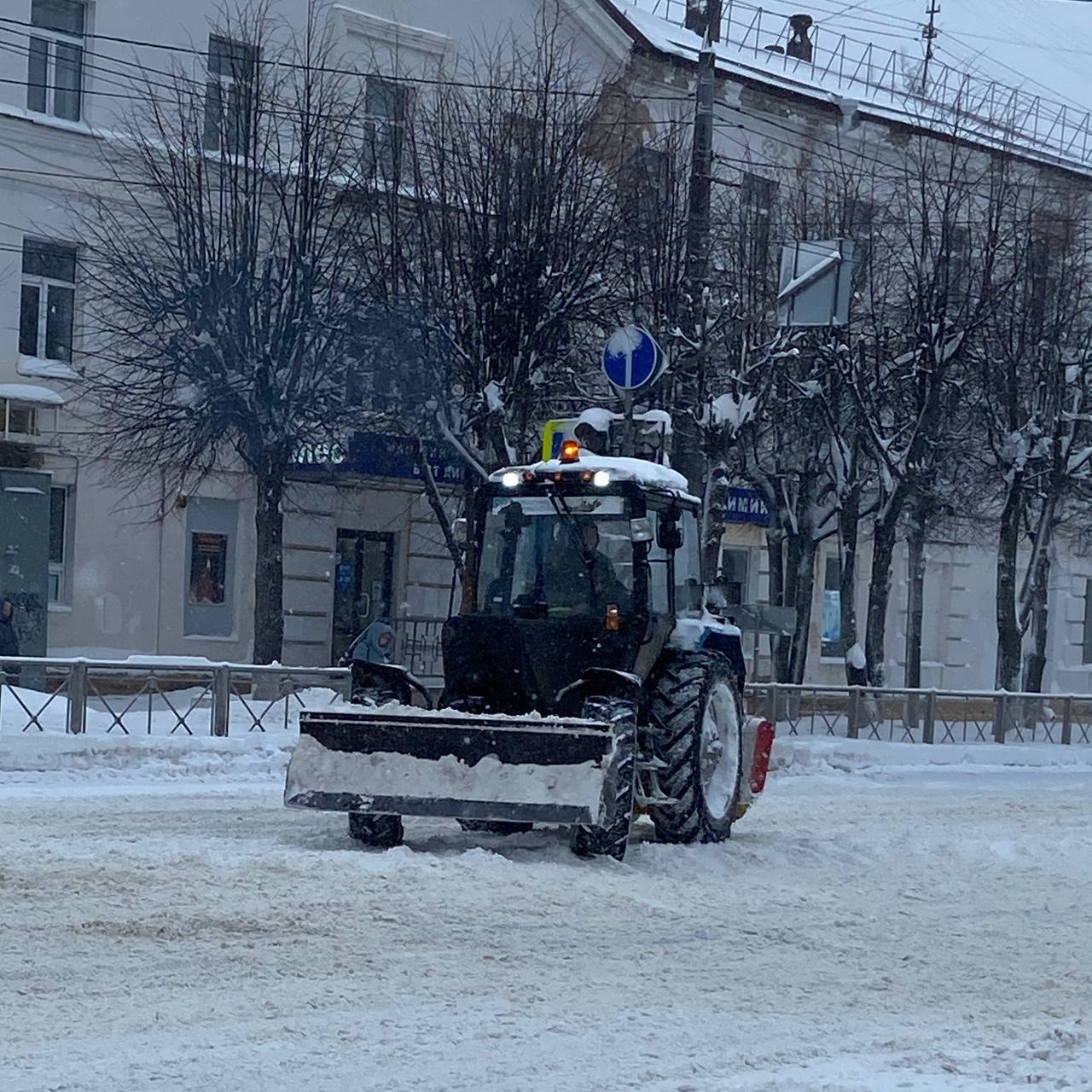 Сегодня, 4 января, в Йошкар-Оле на улицах города на расчистке снега было задействовано 35 единиц техники Сегодня, 4 января, в Йошкар-Оле на улицах города на расчистке снега было задействовано 35 единиц техники