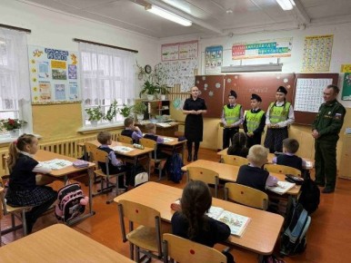 В преддверии зимних каникул юные инспекторы движения Юледурской средней школы Куженерского района провели обучающее занятие по ПДД для учащихся младших классов