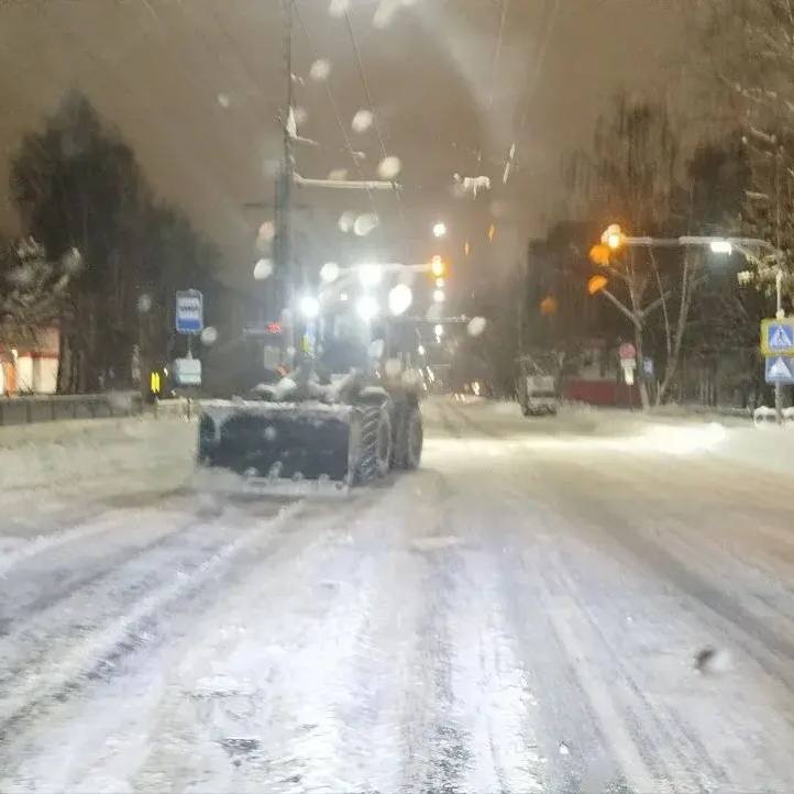 Антон Трудинов: Дорожные рабочие продолжают расчищать Йошкар-Олу от снега Антон Трудинов: Дорожные рабочие продолжают расчищать Йошкар-Олу от снега