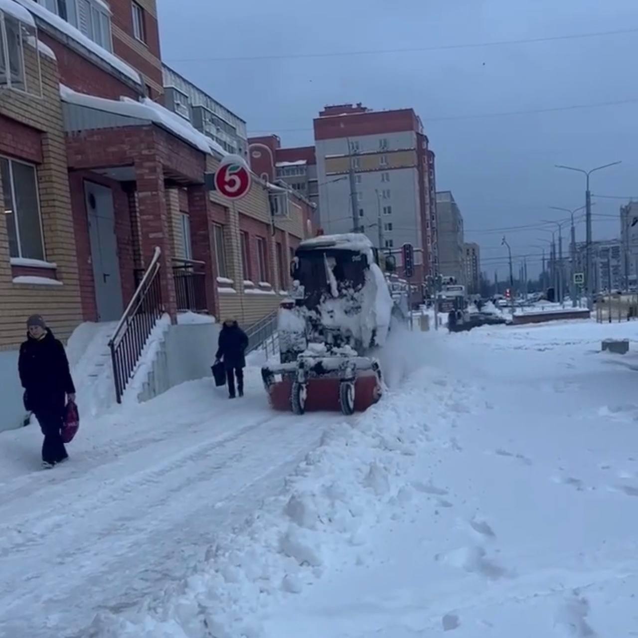 Антон Трудинов: Дорожные рабочие продолжают расчищать Йошкар-Олу от снега Антон Трудинов: Дорожные рабочие продолжают расчищать Йошкар-Олу от снега