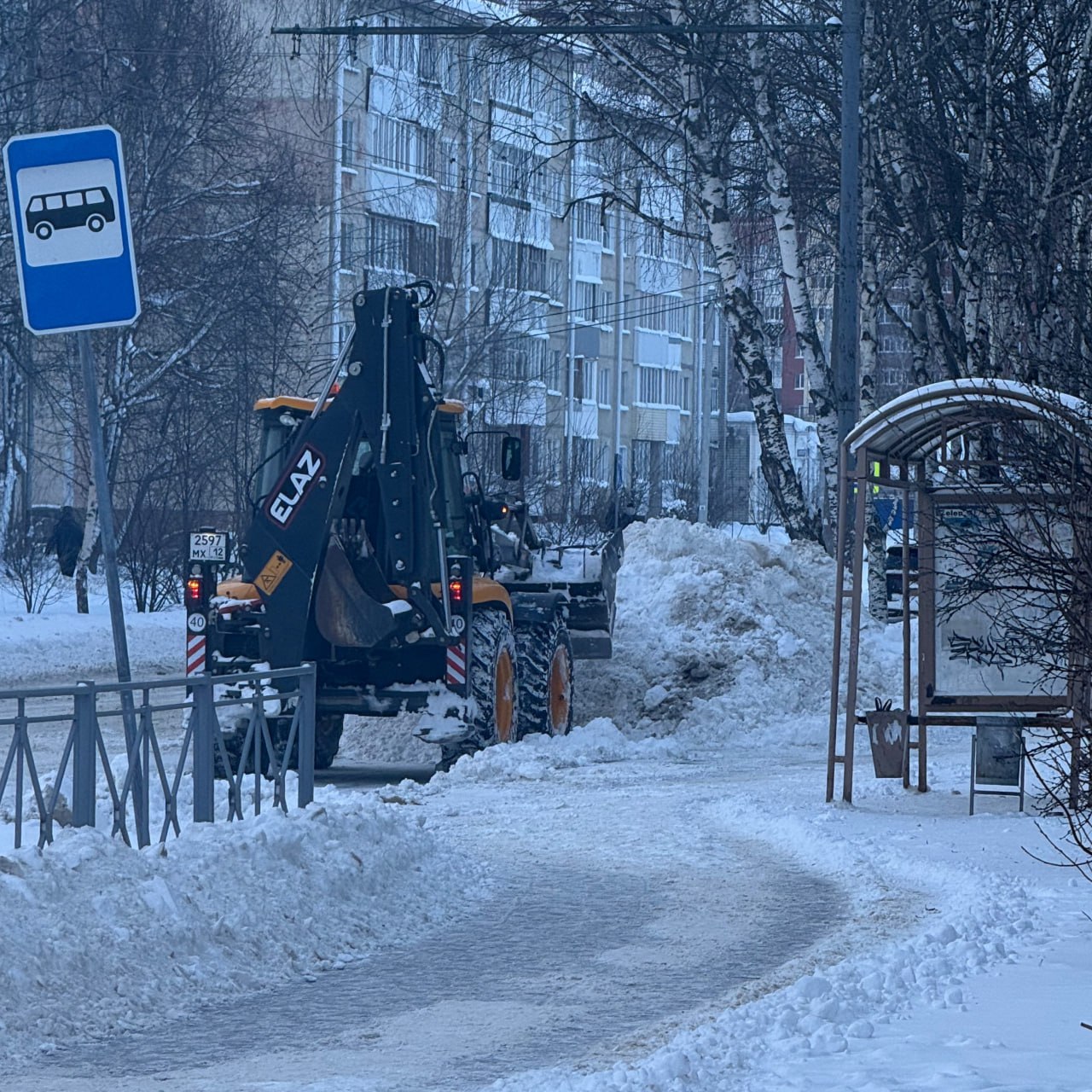 В Йошкар-Оле рабочие продолжают очищать улицы и дороги от снега