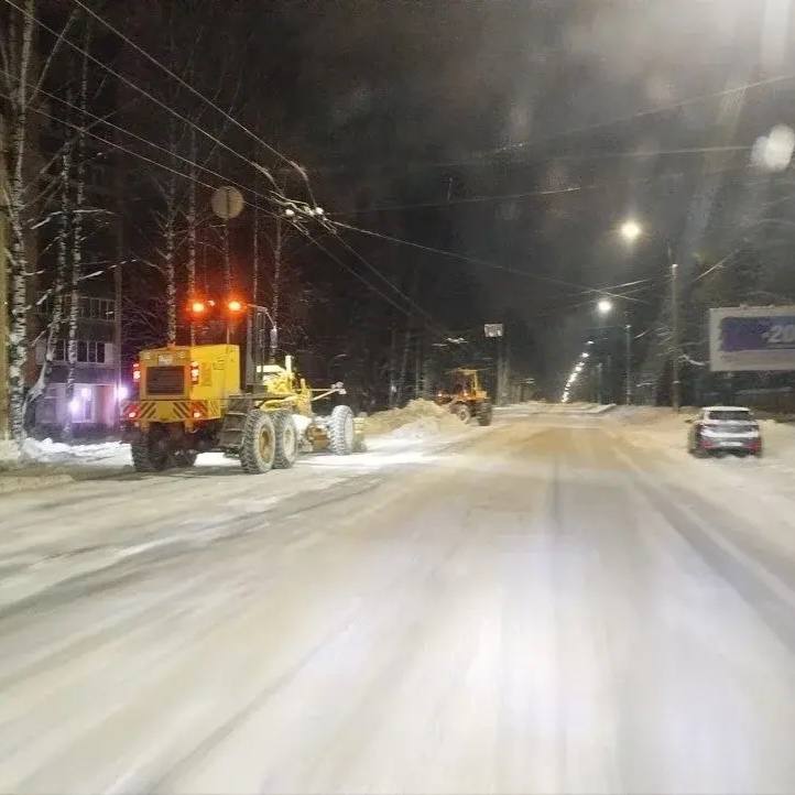 Антон Трудинов: Дорожные рабочие продолжают расчищать Йошкар-Олу от снега Антон Трудинов: Дорожные рабочие продолжают расчищать Йошкар-Олу от снега