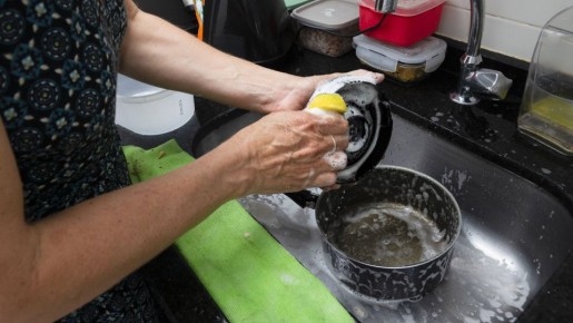 Вот как быстро перемыть гору посуды после застолья: ресторанный способ