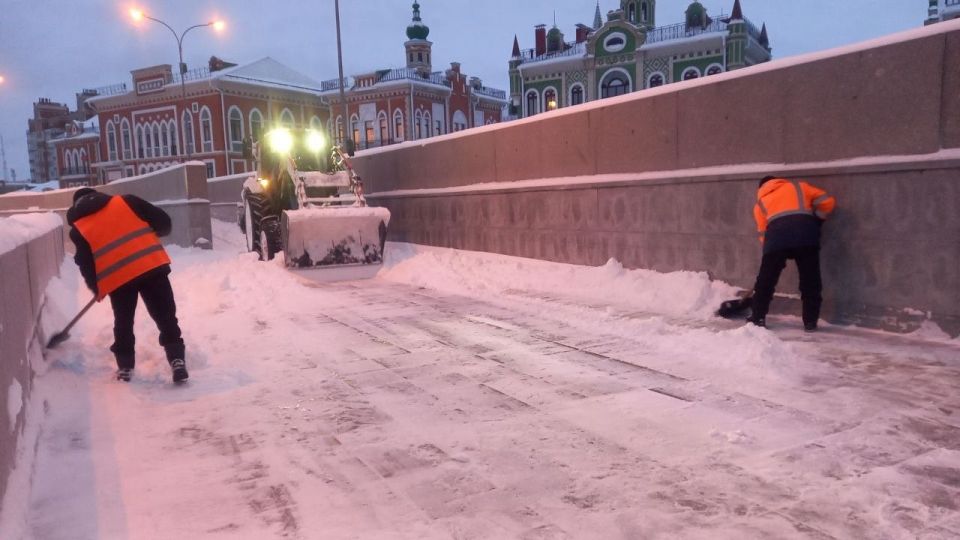 В эту снежную ночь на улицах города работали 40 единиц техники