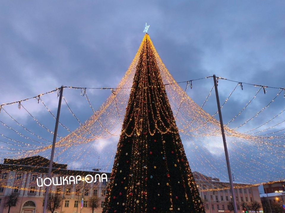 Жители Йошкар-Олы смогут наслаждаться главной городской елкой еще две недели, поскольку новогодние украшения начнут убирать только после 25 января