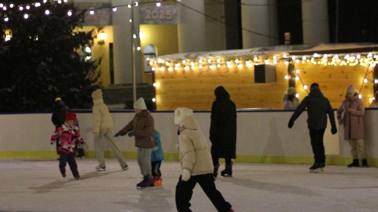 Более 2 тысяч детей бесплатно покатались на катке возле главной ёлки Марий Эл