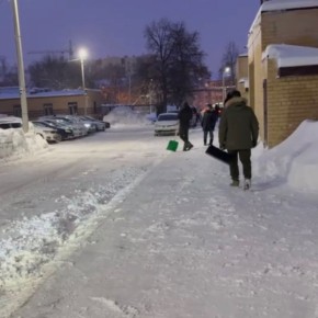 Лопата в подъезде: как жители и управляющие компании города объединяются против снегопадов