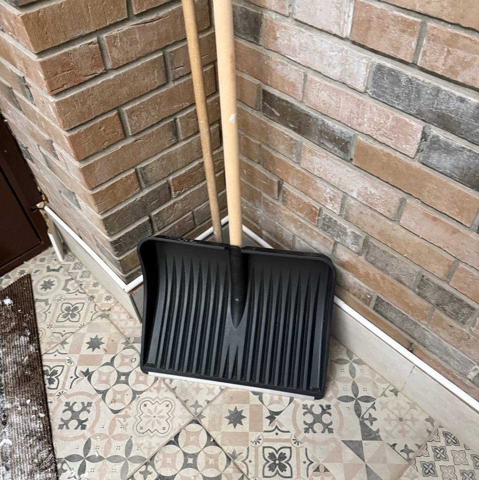 Лопата в подъезде: как жители и управляющие компании города объединяются против снегопадов Лопата в подъезде: как жители и управляющие компании города объединяются против снегопадов