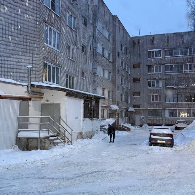 Лопата в подъезде: как жители и управляющие компании города объединяются против снегопадов Лопата в подъезде: как жители и управляющие компании города объединяются против снегопадов