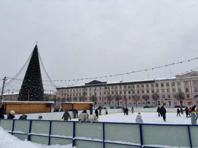 В Йошкар-Оле неизвестные испортили каток на площади имени В.И. Ленина, поэтому он в течение всего дня 14 января не работал