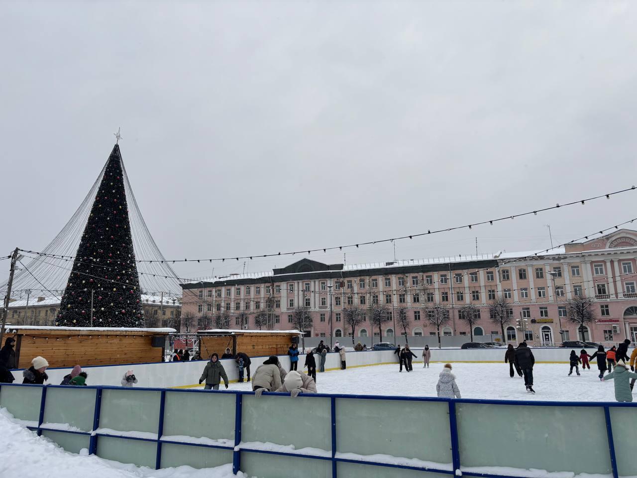 В Йошкар-Оле неизвестные испортили каток на площади имени В.И. Ленина, поэтому он в течение всего дня 14 января не работал