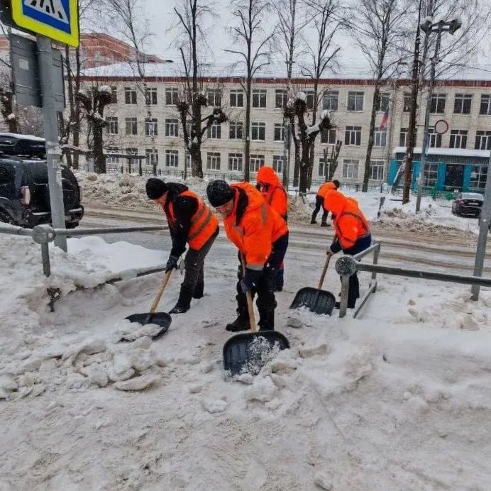 Дорожные рабочие продолжают расчищать Йошкар-Олу от снега Дорожные рабочие продолжают расчищать Йошкар-Олу от снега