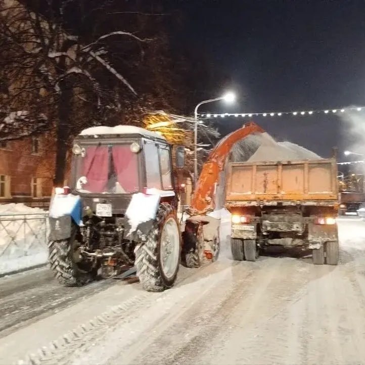 Дорожные рабочие продолжают расчищать Йошкар-Олу от снега