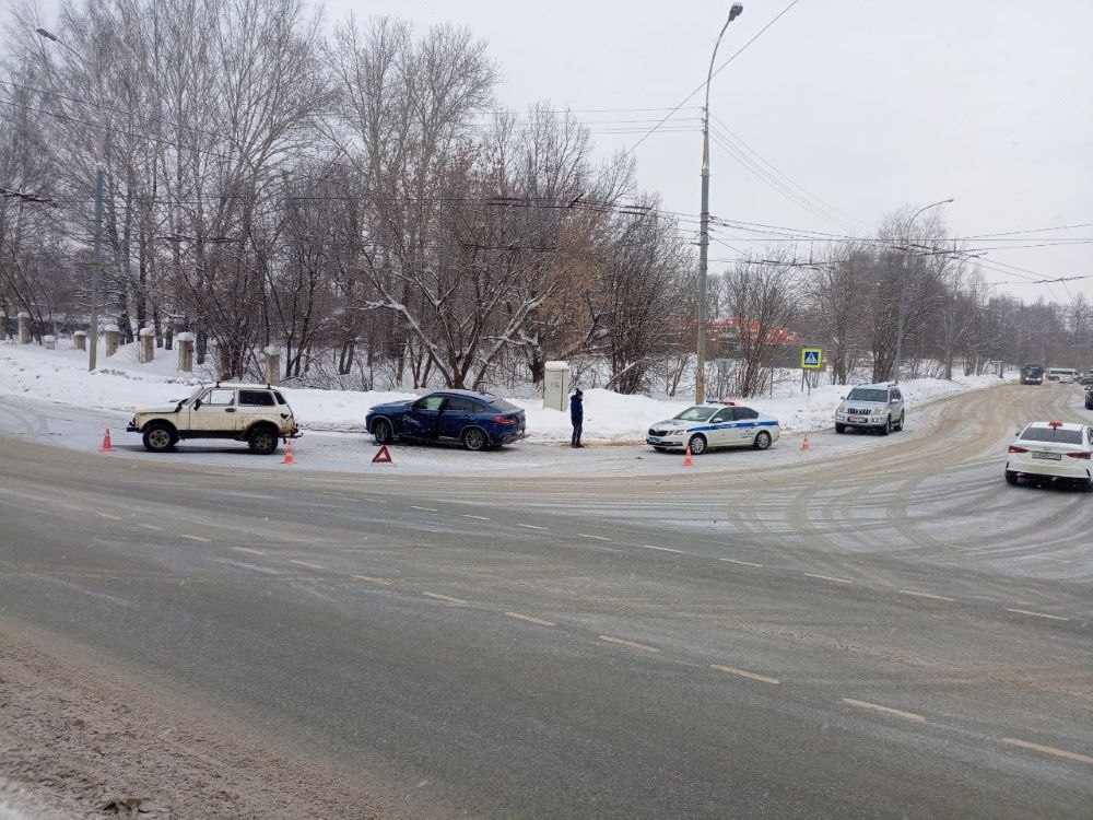 В Йошкар-Оле водитель «Нивы» врезался в машину автоледи