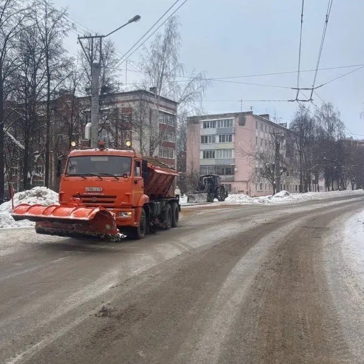 Дорожные рабочие продолжают расчищать Йошкар-Олу от снега Дорожные рабочие продолжают расчищать Йошкар-Олу от снега