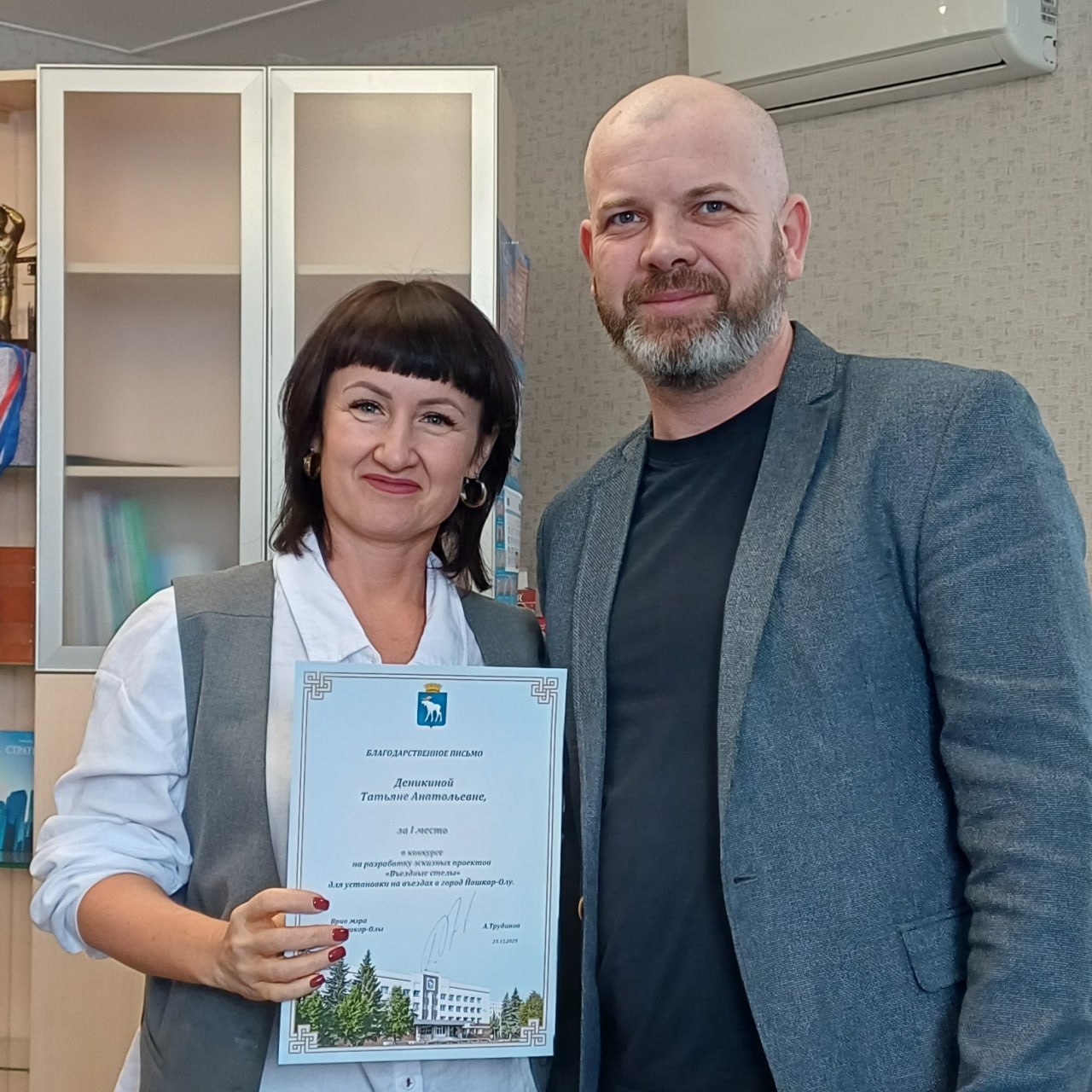 В мэрии наградили победителей конкурса эскизов въездных стел В мэрии наградили победителей конкурса эскизов въездных стел