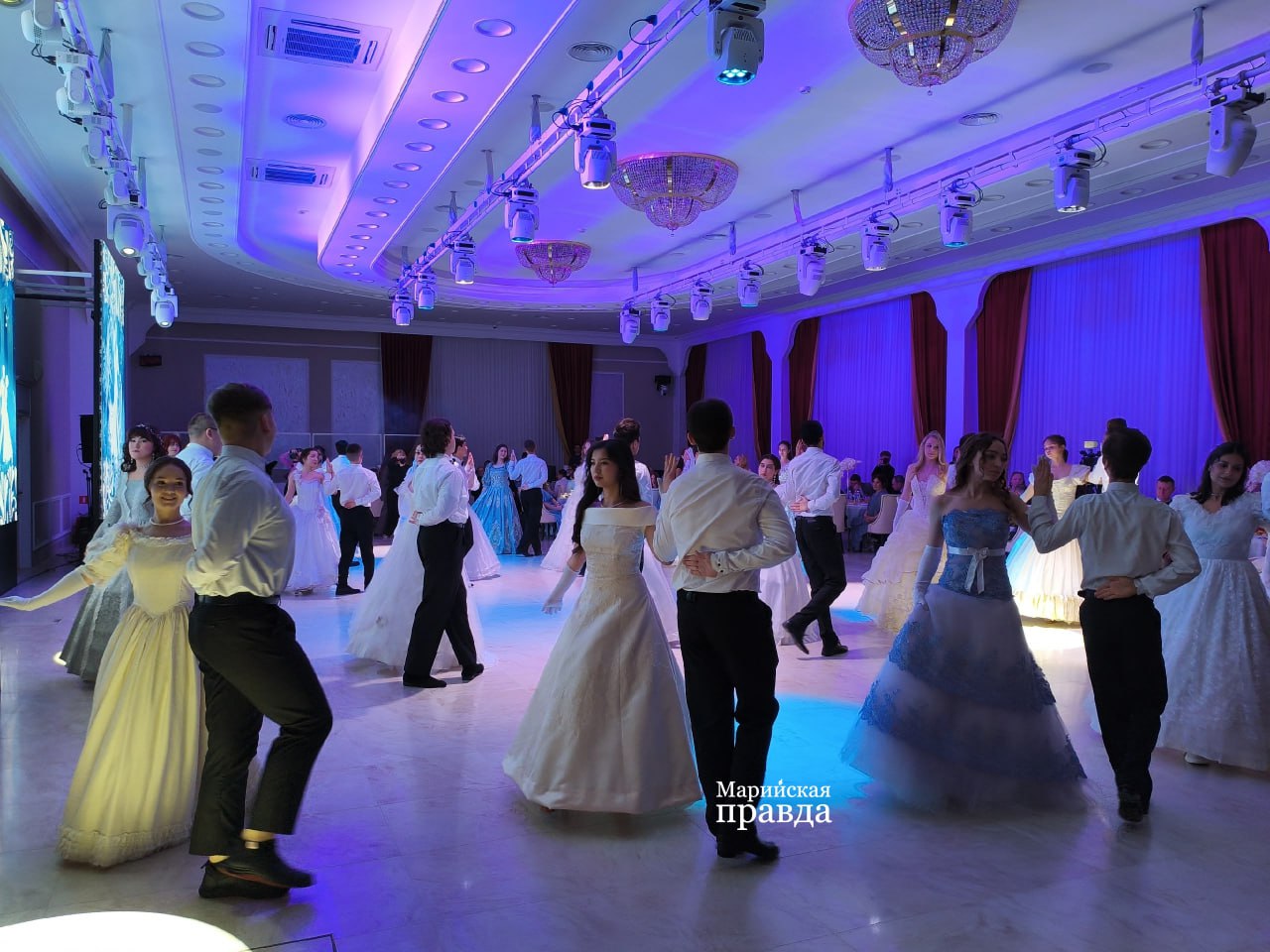 В Доме дружбы народов сейчас проходит первый Республиканский бал в честь Дня студента В Доме дружбы народов сейчас проходит первый Республиканский бал в честь Дня студента