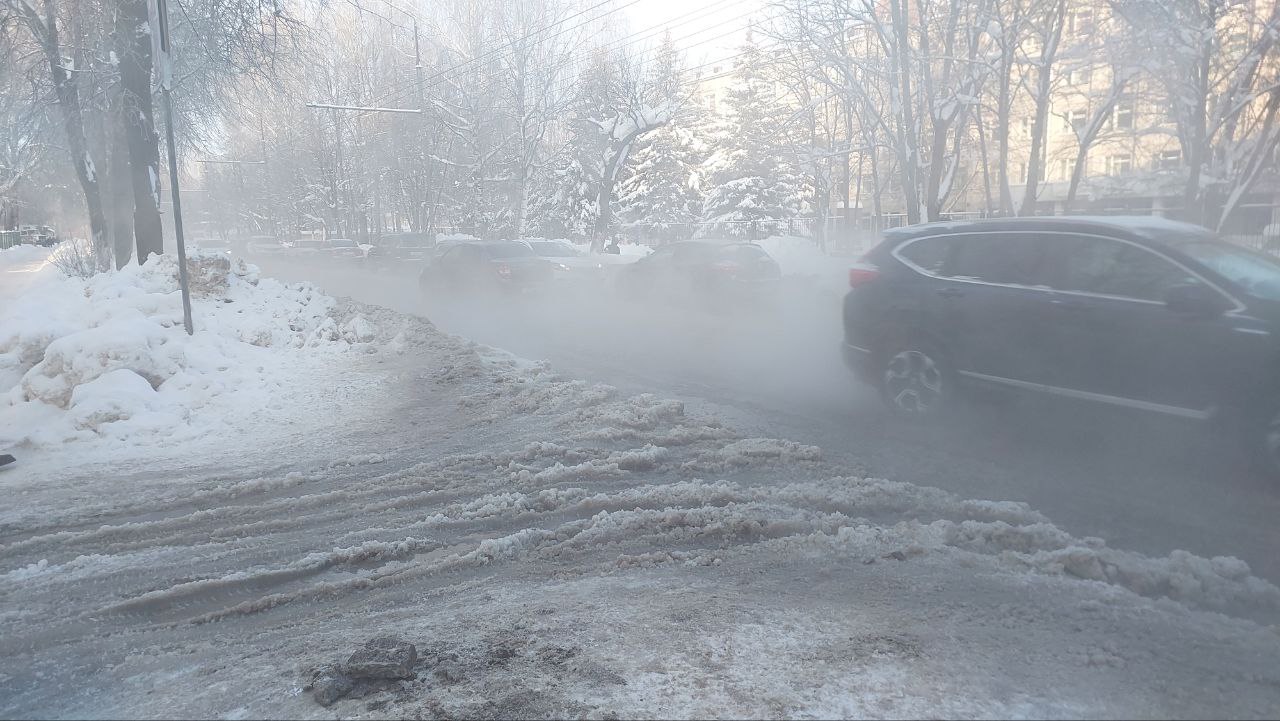 В Йошкар-Оле на улице Пролетарской прорвало водопровод
