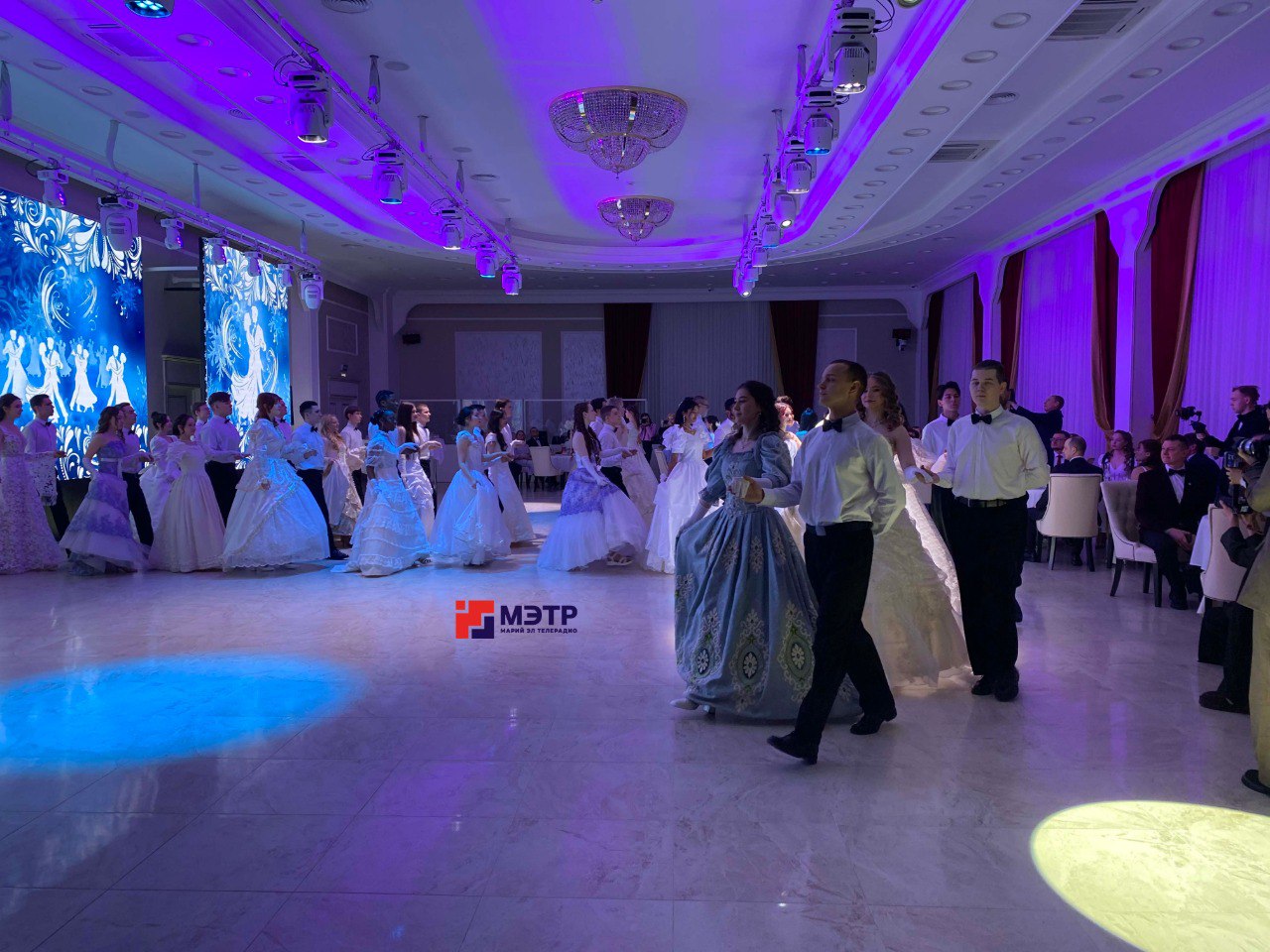 Вальс, полька, полонез: в Йошкар-Оле прошёл студенческий бал Вальс, полька, полонез: в Йошкар-Оле прошёл студенческий бал