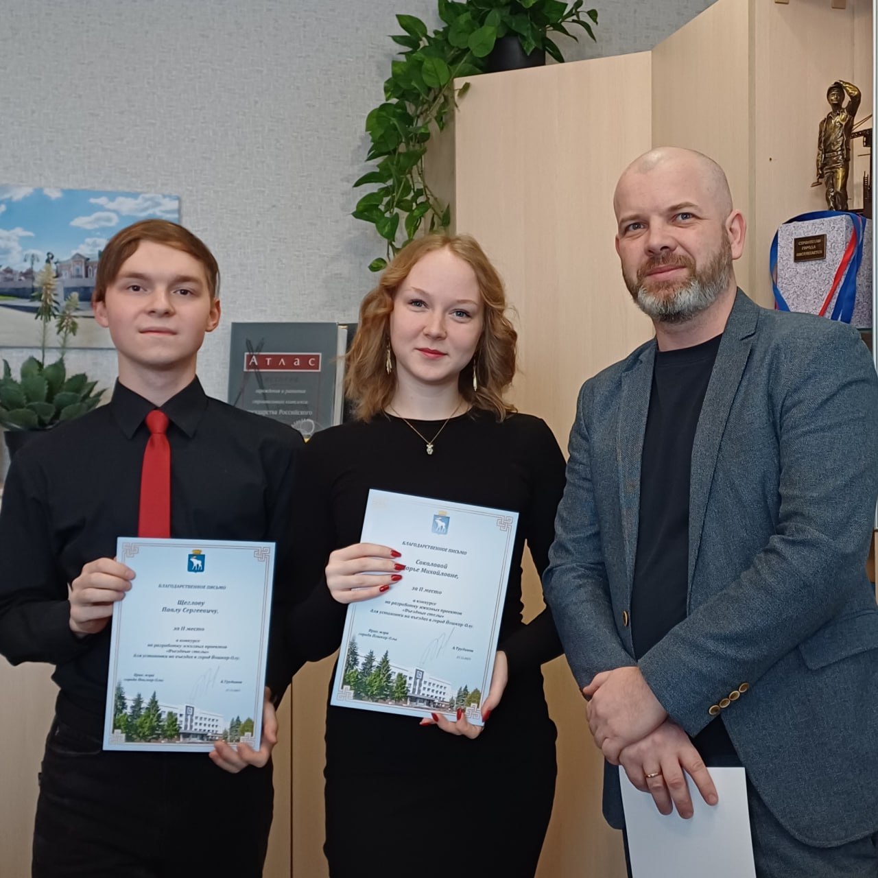 В мэрии наградили победителей конкурса эскизов въездных стел В мэрии наградили победителей конкурса эскизов въездных стел