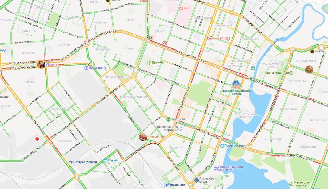 На фоне снегопада на дорогах Йошкар-Олы наблюдается затрудненное движение