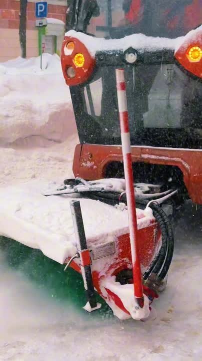 Город оказался во власти мощного циклона, который принес метель и обильные снегопады