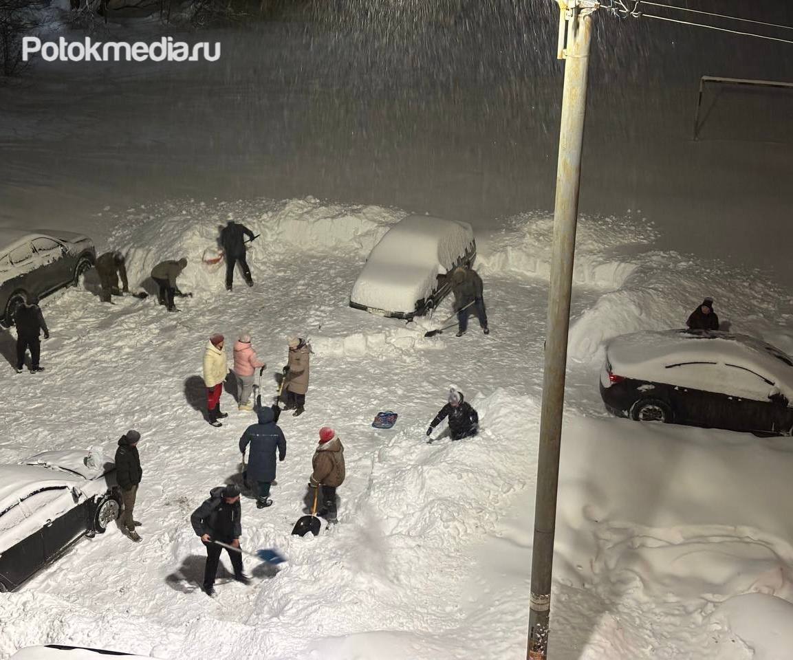 Жители микрорайона Звездный в Йошкар-Оле решили самостоятельно выйти во двор и расчистить проезд и парковку, не дожидаясь коммунальной техники, которая занята на главных дорогах столицы Жители микрорайона Звездный в Йошкар-Оле решили самостоятельно выйти во двор и расчистить проезд и парковку, не дожидаясь коммунальной техники, которая занята на главных дорогах столицы