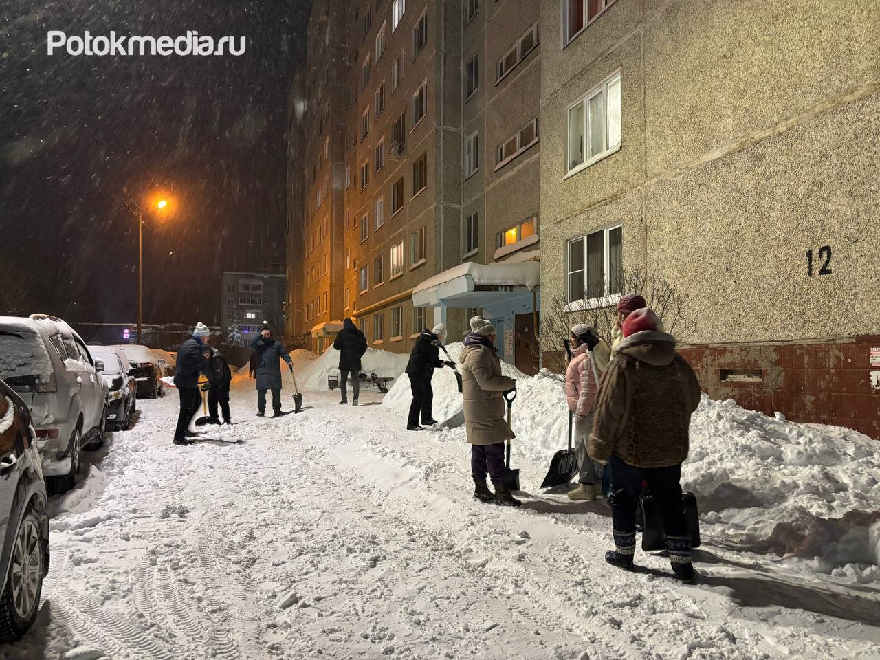 Жители микрорайона Звездный в Йошкар-Оле решили самостоятельно выйти во двор и расчистить проезд и парковку, не дожидаясь коммунальной техники, которая занята на главных дорогах столицы