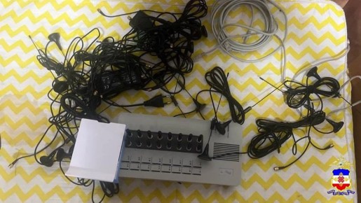 В МВД по Марий Эл опубликовали дополнительные кадры после задержания 17-летнего жителя поселка Морки, который обеспечивал непрерывную работу SIM-бокса, благодаря чему мошенники могли совершать массовые звонки и отправлять...