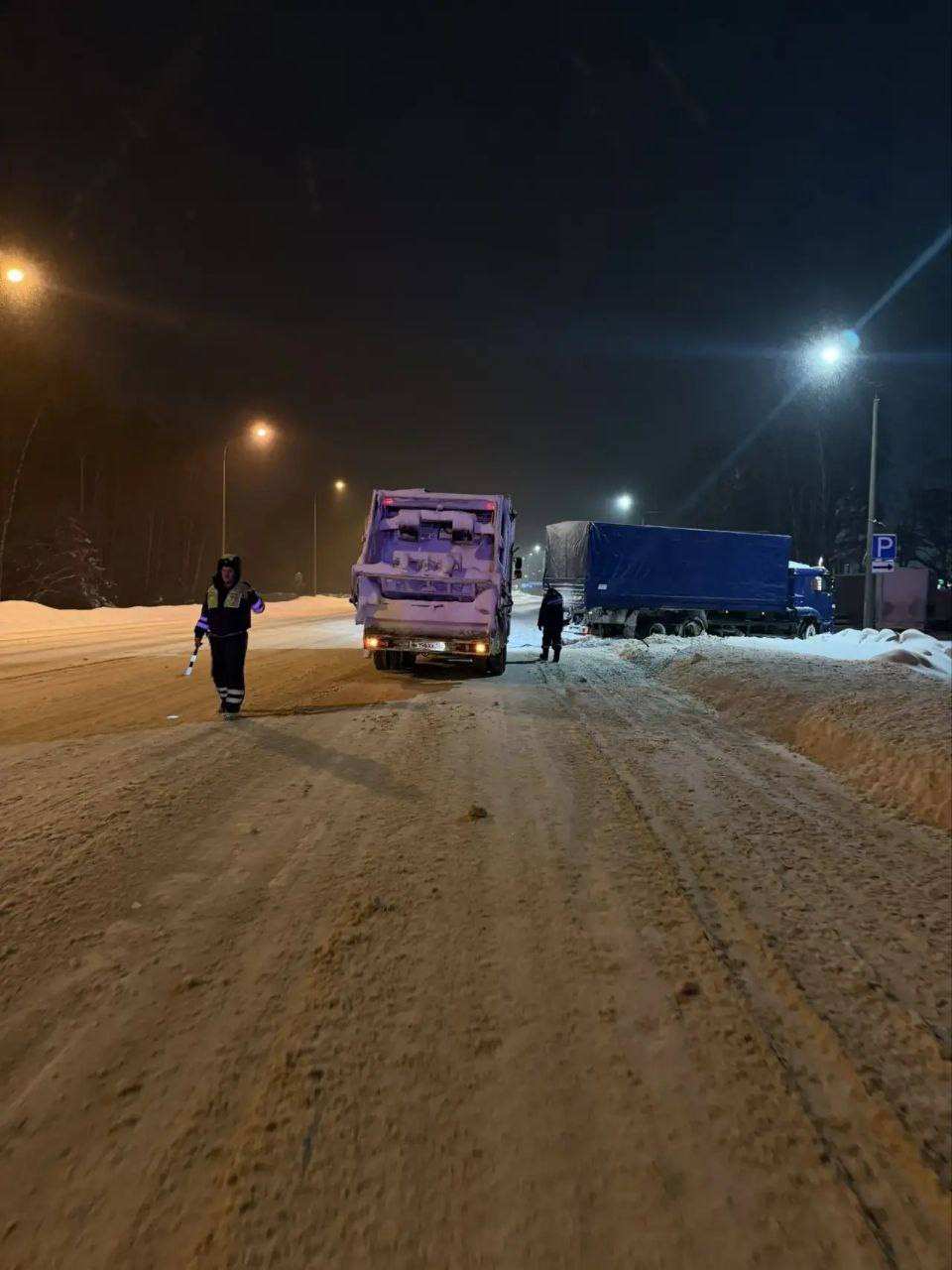 Накануне утром в Волжском районе сотрудники УГИБДД помогли водителю буксующего в снегу грузовика выехать на дорогу