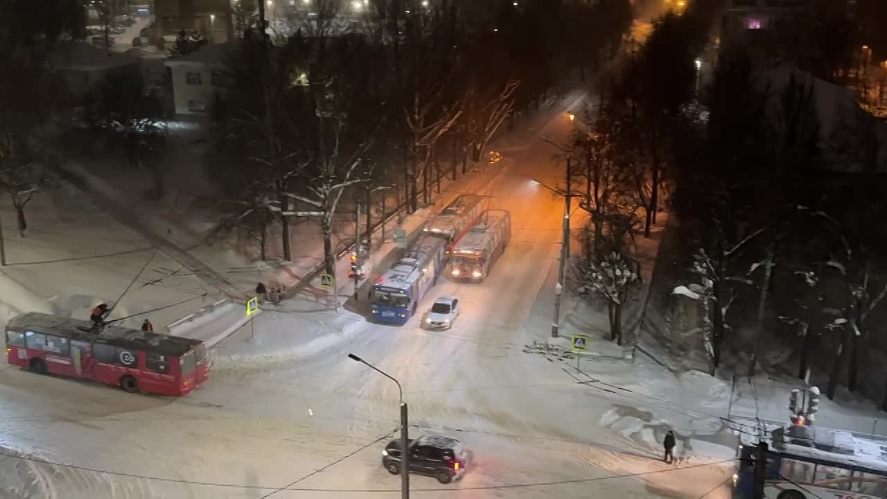 В результате повреждения контактной сети, произошедшего 31.01.2026 г. около 17.20 на перекрестке улиц Мира и ГСБ временно стало невозможным движение для троллейбусных маршрутов №м2 и №8 по указанному участку