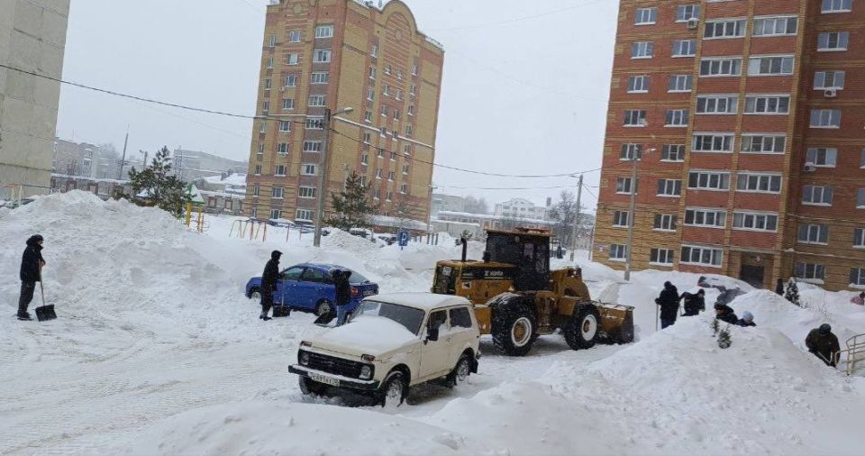 В эти снежные дни, когда природа испытывает нас на прочность, щедро осыпая снегом, особенно ценно видеть, как город объединяется