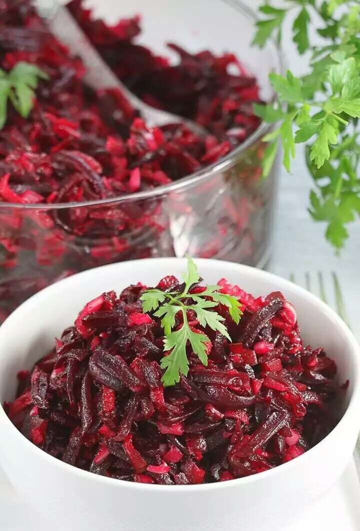 Необычный свекольный салат с пикантной заправкой, который покорит всех