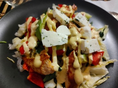 Нежный тёплый салат с индейкой: идеальный ужин