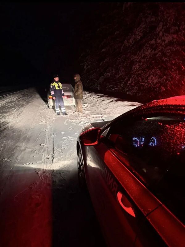 В Марий Эл сотрудники ДПС пришли на помощь семье с ребенком, оказавшейся в сложной дорожной ситуации