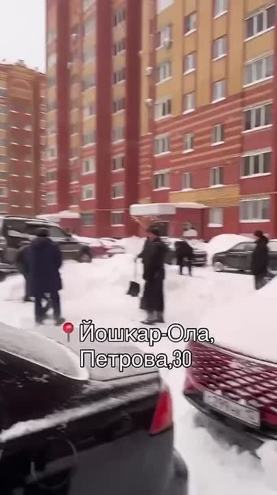 Жители дома №30 по ул. Петрова дружно взялись за лопаты, расчистили свой двор и даже сняли об этом классный ролик!