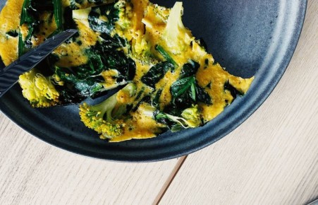 Как приготовить идеальный омлет со шпинатом и брокколи