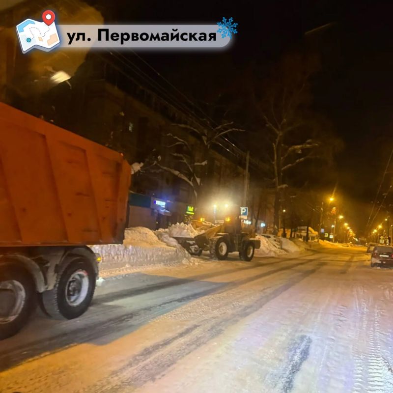 Самый интенсивный снегопад позади, но работы по расчистке и вывозу снега продолжаются в интенсивном режиме