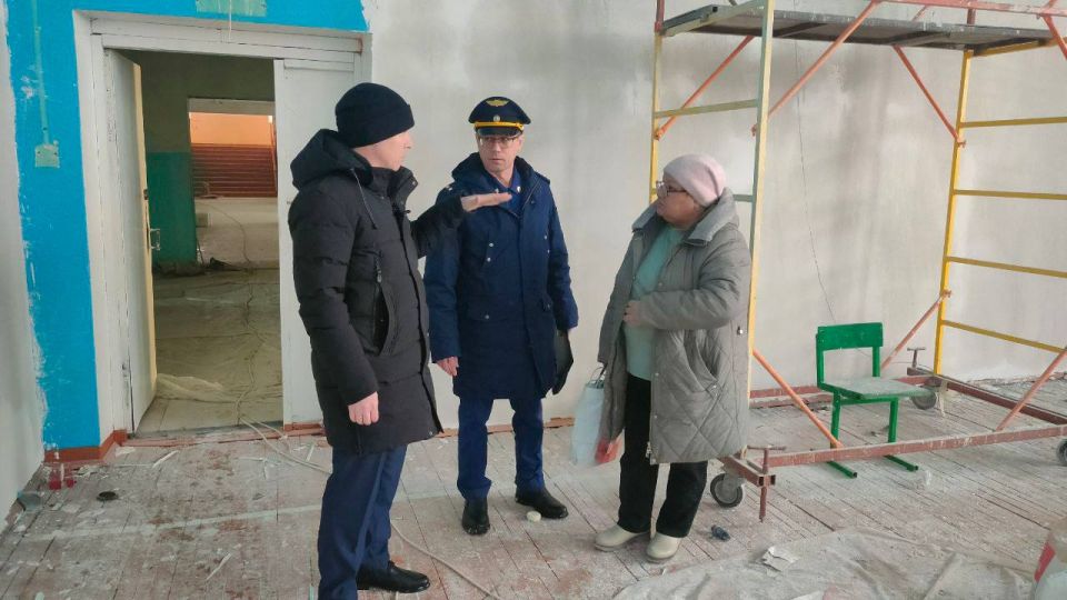 Прокурор Новоторъяльского района Юрий Фадеев и глава Новоторьяльского муниципального округа Денис Таныгин лично проверили ход капитального ремонта Токтарсолинской основной общеобразовательной школы имени Д.И. Онара и...