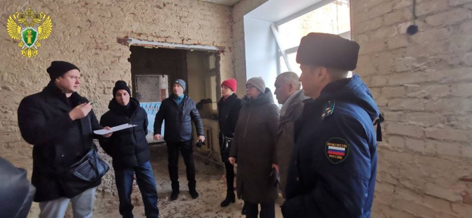 Прокурор Оршанского района Алексей Якимов посетил Оршанский детский сад «Родничок», где в рамках национального проекта «Семья» идет капитальный ремонт здания