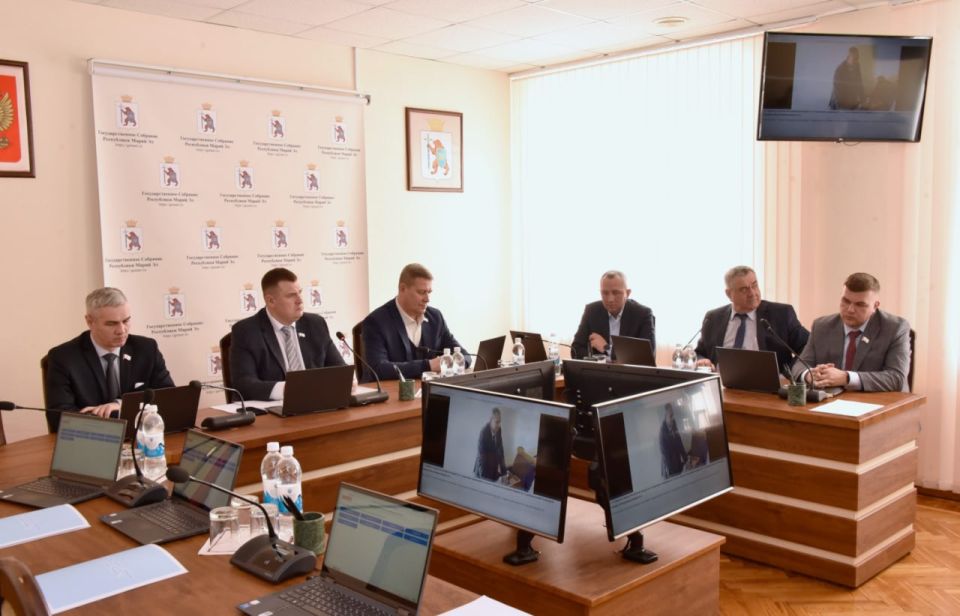 ПРОФИЛЬНЫЕ КОМИТЕТЫ ОБСУЖДАЮТ ЗАКОНОПРОЕКТЫ ПРЕДСТОЯЩЕЙ СЕССИИ