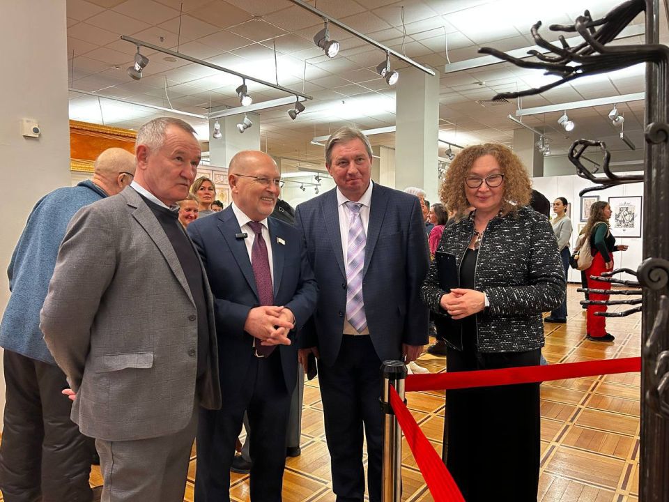 В Национальной художественной галерее открылась выставка Йошкар-Олинского художественного училища, посвященная 55-летию учебного заведения