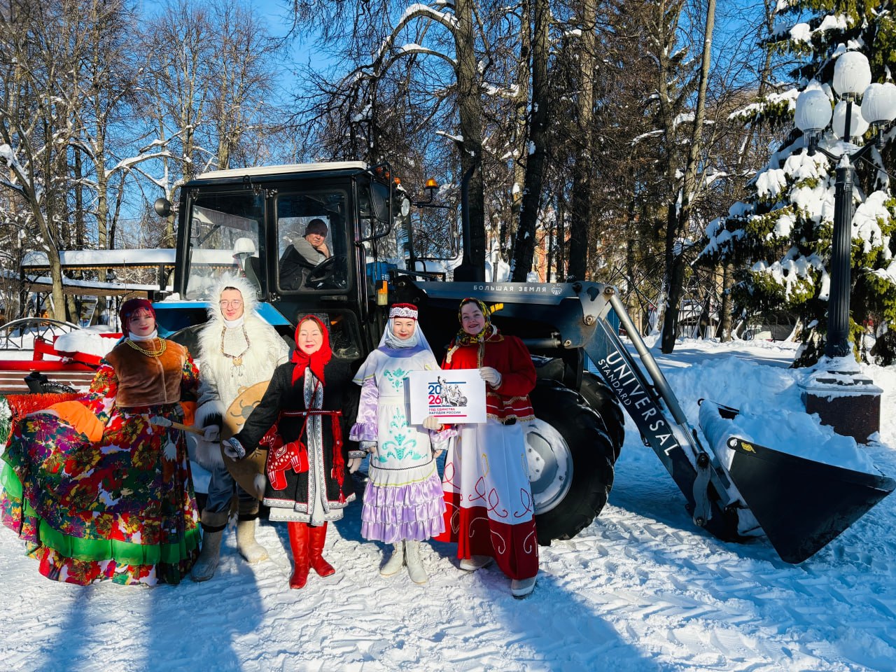 В центральном парке Йошкар-Олы прошел яркий флешмоб национальных танцев В центральном парке Йошкар-Олы прошел яркий флешмоб национальных танцев